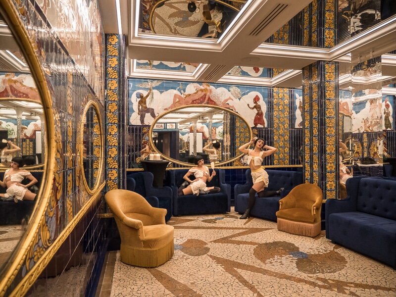 У прекрасных цыплят, Париж