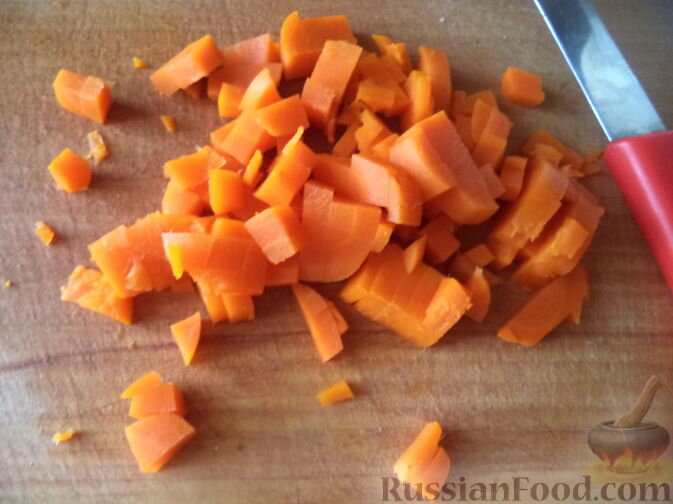 Отвариваем морковь. Когда морковь сварилась мелко нарезаем на кубики.