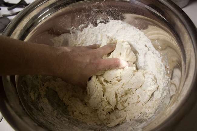 В ¼ часть муки добавить: дрожжи, соль, сахар.
