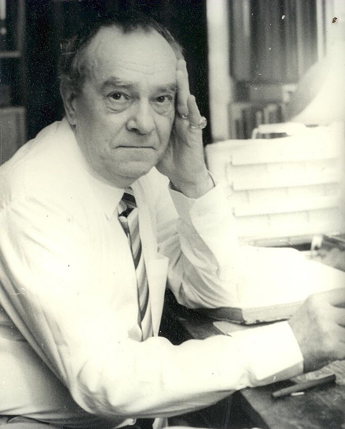 Валентин Пикуль за работой