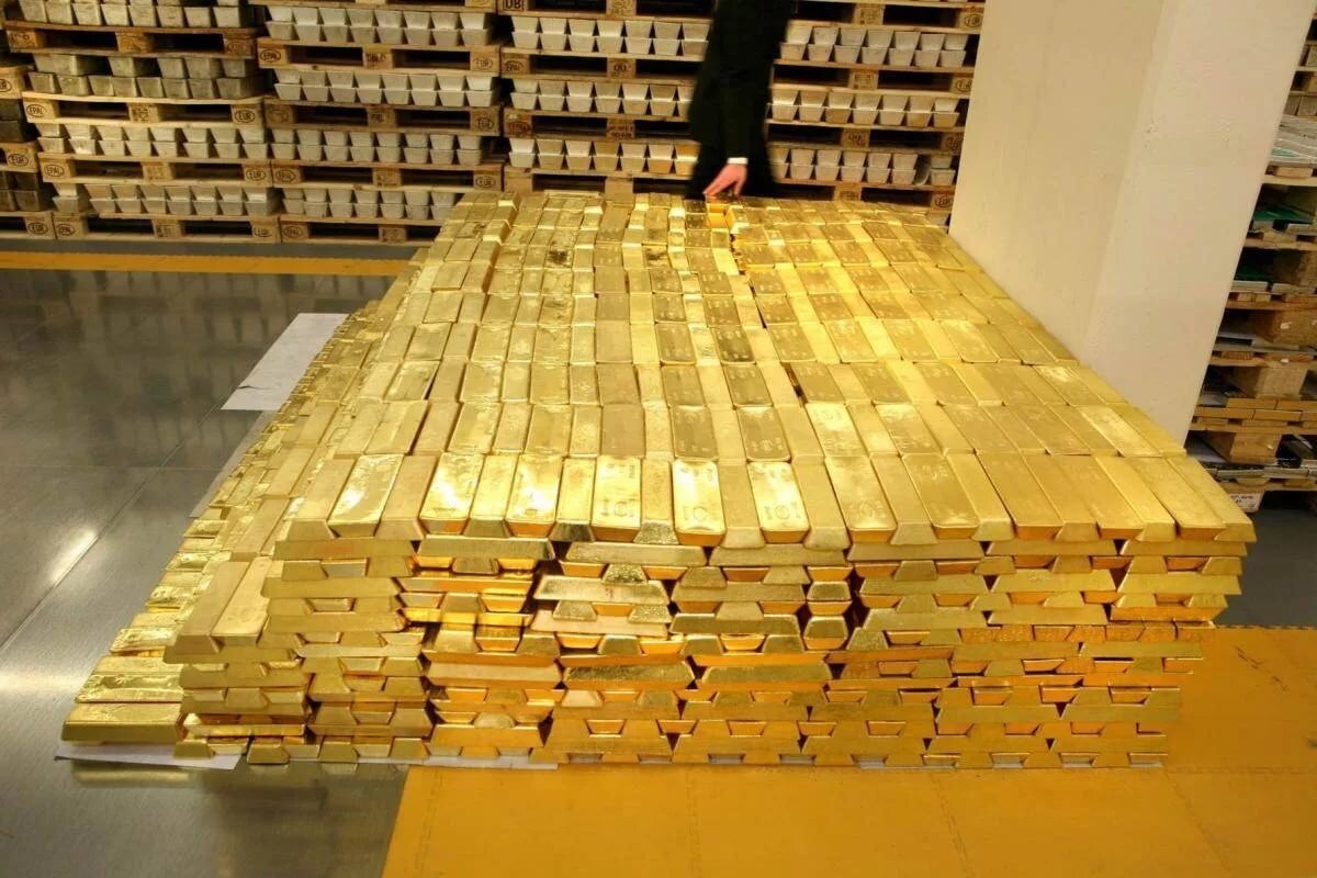 Золотой запас России вырос за 10 лет с 650 тонн до 2242 тонны. ЗВР с ₽27трлн до ₽35трлн.