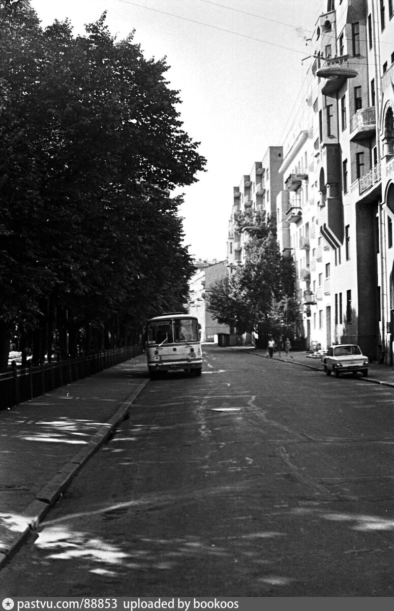 Дом в 1980 году. Если смотреть фото, то здание располагается в середине.
