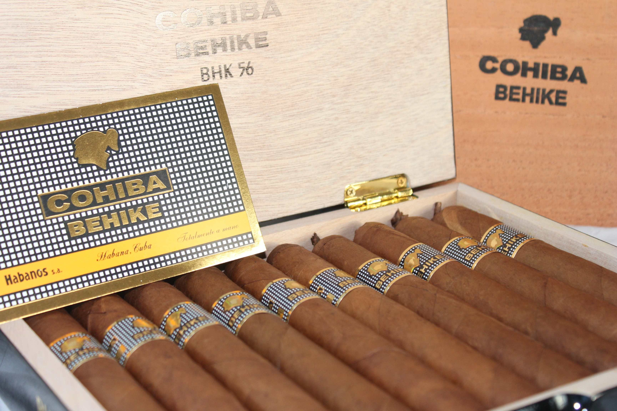 Самые дорогие сигары в мире. Cohiba Behike 56. Сигары Cohiba 56. Кохиба Бехике. Коиба бейки 56.