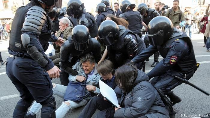 Разгон первомайского марша в Петербурге. Фото "Рейтер" 