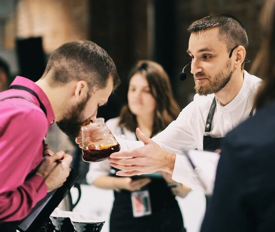 При описании фильтр-кофе на чемпионате можно рекомендовать судьям оценить аромат из сосуда в руках 