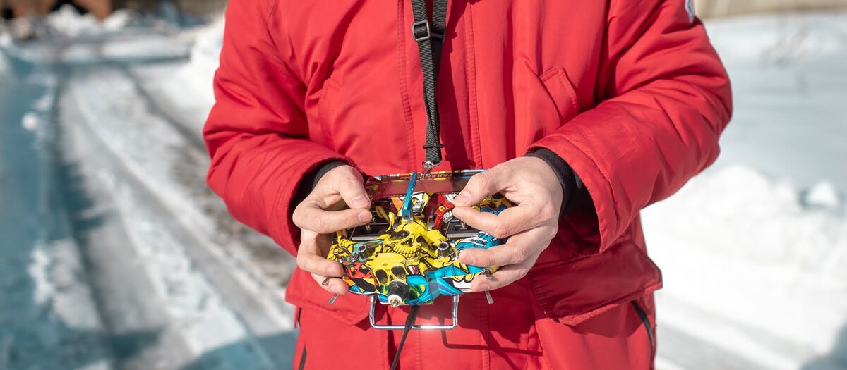 Повернуть на FPV-дроне можно только двумя стиками одновременно. На самом деле практически каждый маневр здесь - сочетание всех четырех инпутов: и газа,  и рысканья, и крена, и тангажа.