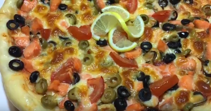 ДОбрый день! Сегодня делюсь рецептом вкуснющей пиццы с морепродуктами.Такое блюдо идеально подходит к любому столу.