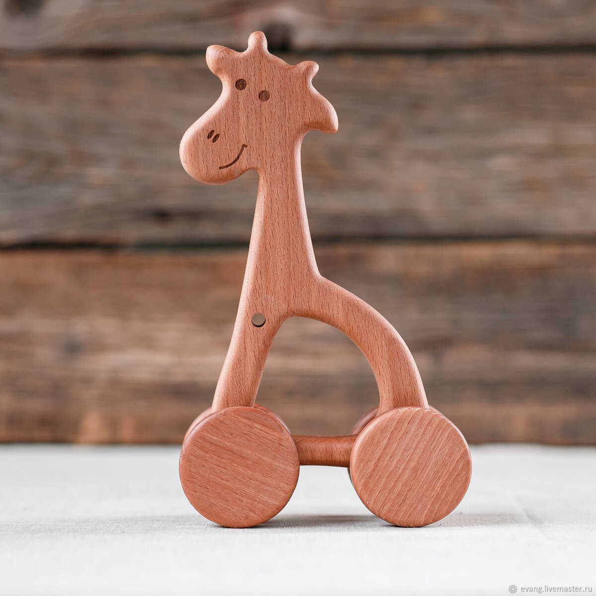 Дервянная игрушка каталка Жираф  © https://www.livemaster.ru/item/25637227-kukly-i-igrushki-dervyannaya-igrushka-katalka-zhiraf