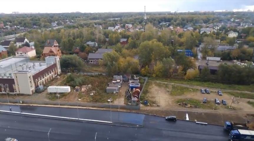Участок, на котором администрация города запланировала строительство трех высотных жилых домов. Источник: YouTube 