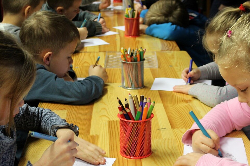 https://cdn.pixabay.com/photo/2019/10/04/19/26/children-4526384_960_720.jpg