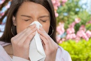 • наличие головных болей;
• гнойные, слизистые выделения из носоглотки;
• усталость, постоянная апатия;
• поднимается субфебрильная температура.