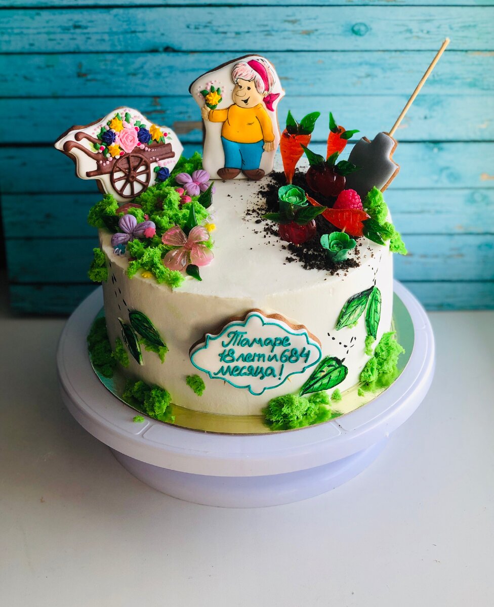 Морковный торт, на день рождение любительнице огорода. 