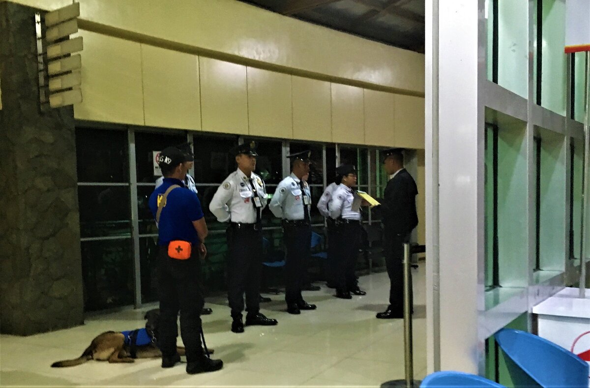 А вообще с таким количеством вооруженной охраны лучше не шутить.