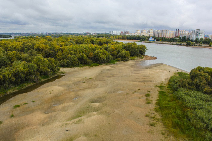 В Омске в районе метромоста обмелевшее русло Иртыша превратило остров в часть левого берега. Сентябрь 2019 г.