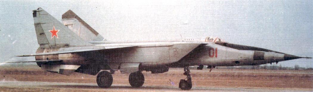 Обнаружил в кустах разобранный уникальный истребитель МиГ-25РБВ ???