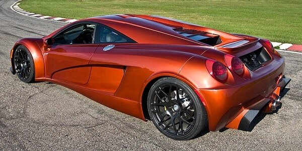 
Обновленный вариант суперкара появился в продаже в 2010 году. Внешний вид привлекает изяществом корпуса, выполненного из карбона. Кресло водителя располагается по центру, а пассажирские сиденья расположены позади. Двери в стиле «гильотина» добавляют шарма автомобилю.