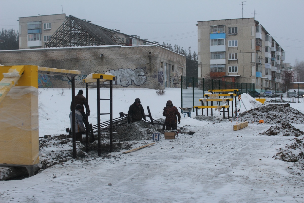 На стадионе монтируются конструкции