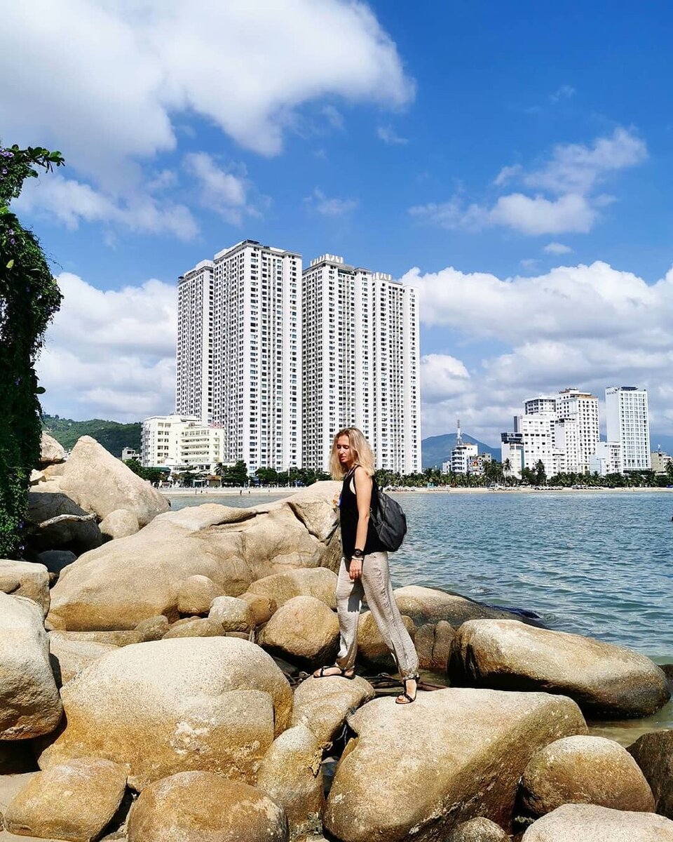 На заднем фоне многоквартирный комплекс Океанус.