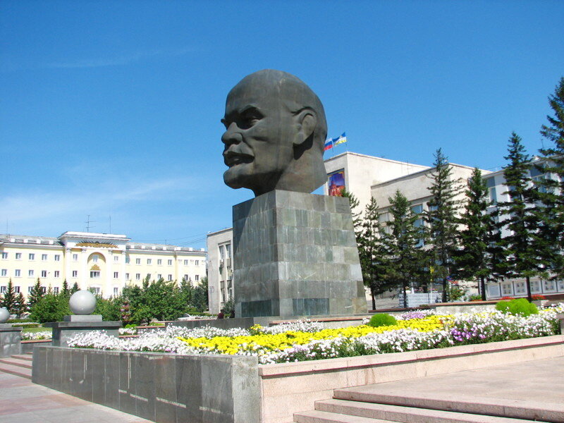 Весит голова 42 тонны. 