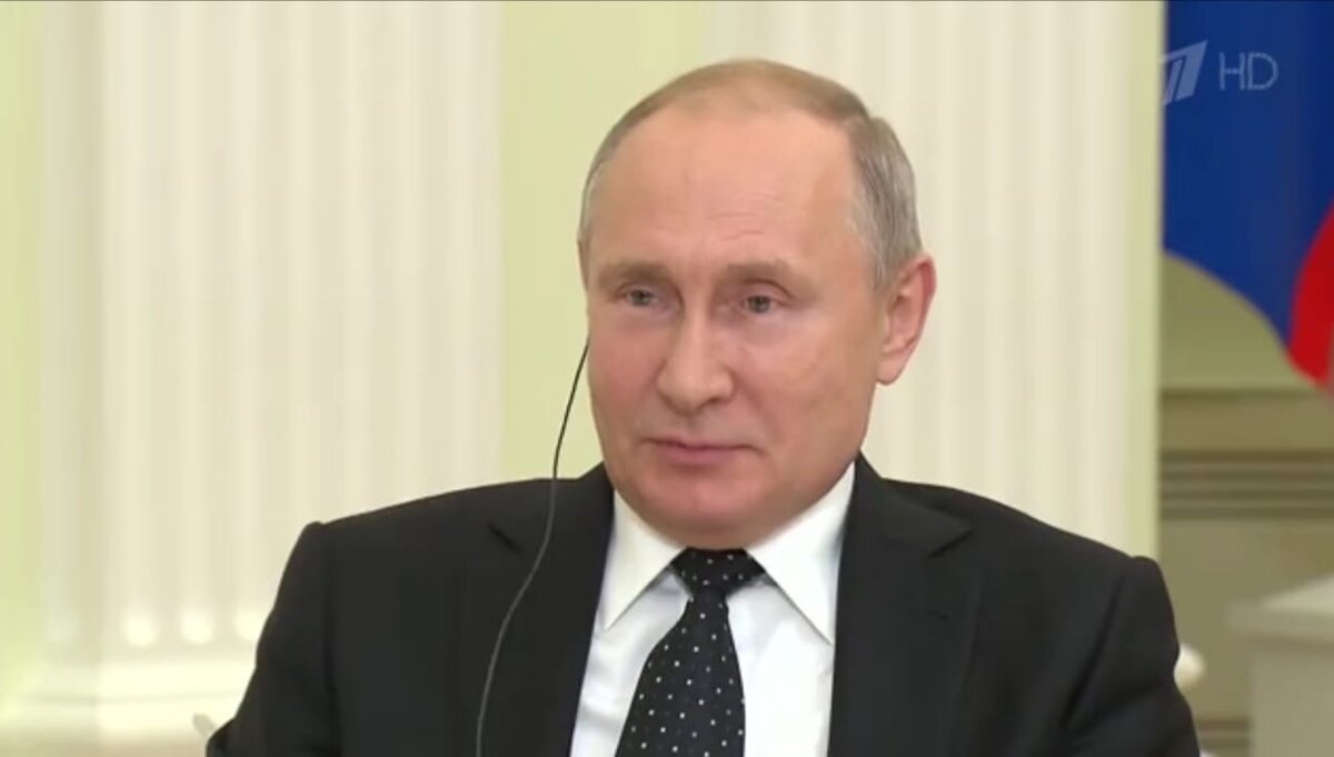 Скриншот кадра телевизионной трансляции на канале 1HD интервью В.Путина.