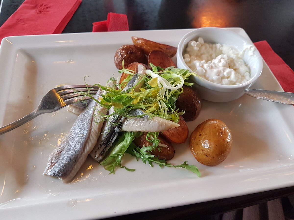 Творог и селедка на одной тарелке, и как они это едят?