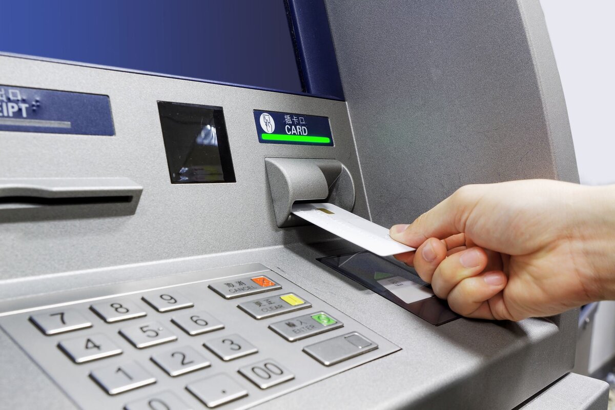 Снятие денег с банковских карт. Банкомат. банкомат (atm). ручной банкомат. банкоматы и банковские карточки.