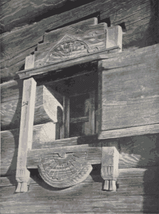 Как раз та самая внешняя заслонка. Обратите внимание - наличников почти нет, зато очелье и подоконная доска украшены резьбой