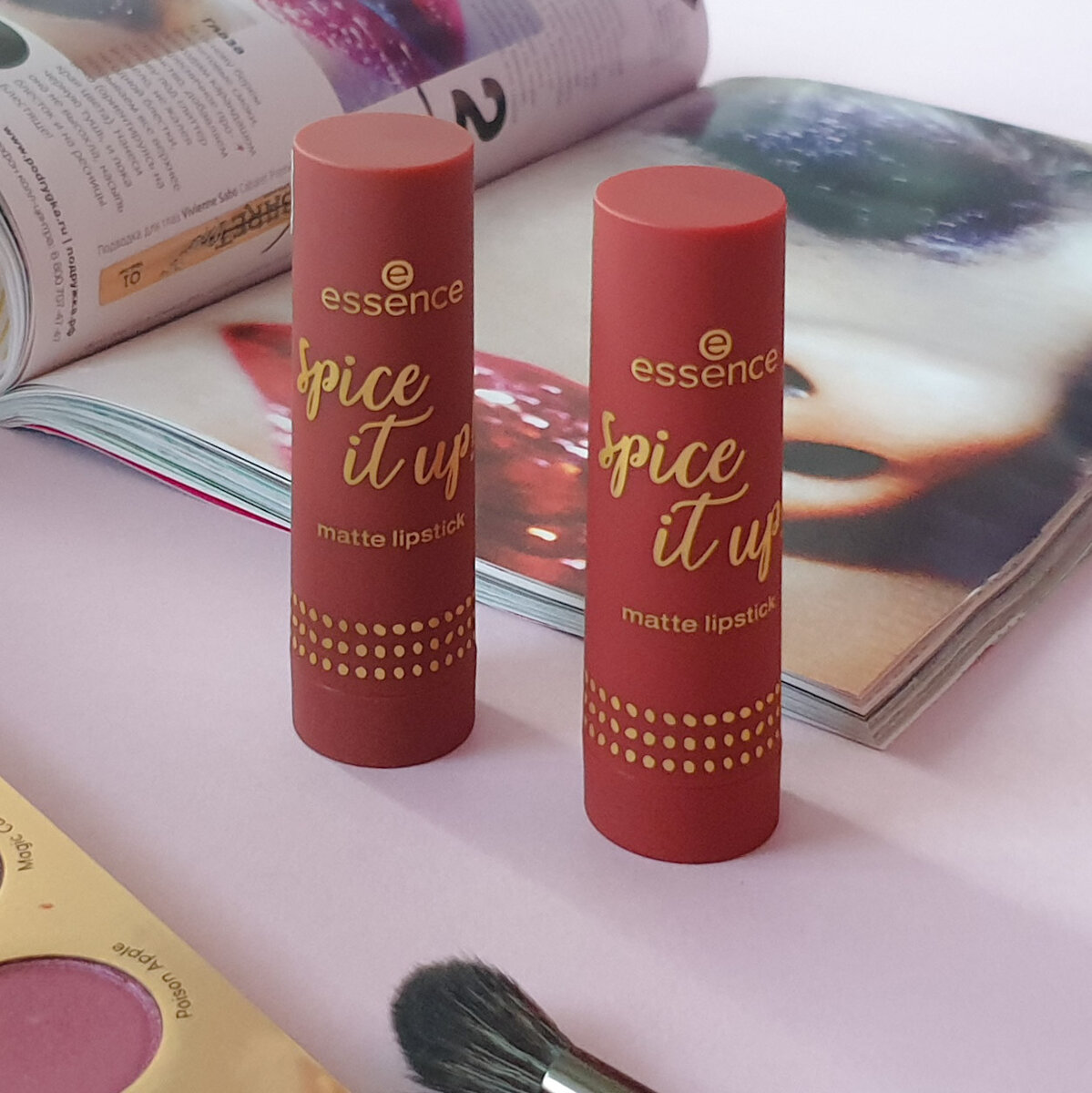 Золотые надписи на красивых футлярах Spice it up от essence. Фотографии Бьюти Без Правил.