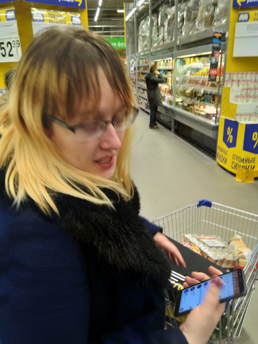 Крайне довольная Ольга Лучинина (супруга) тем, что стоять в очереди ей предстояло еще примерно полтора часа... За публикацию фото (выбрано самое грозное), мне придется отхватить люлей, ведь мы решили не накрашиваться перед походом в магазин посреди ночи, в котором естественно никого будет...