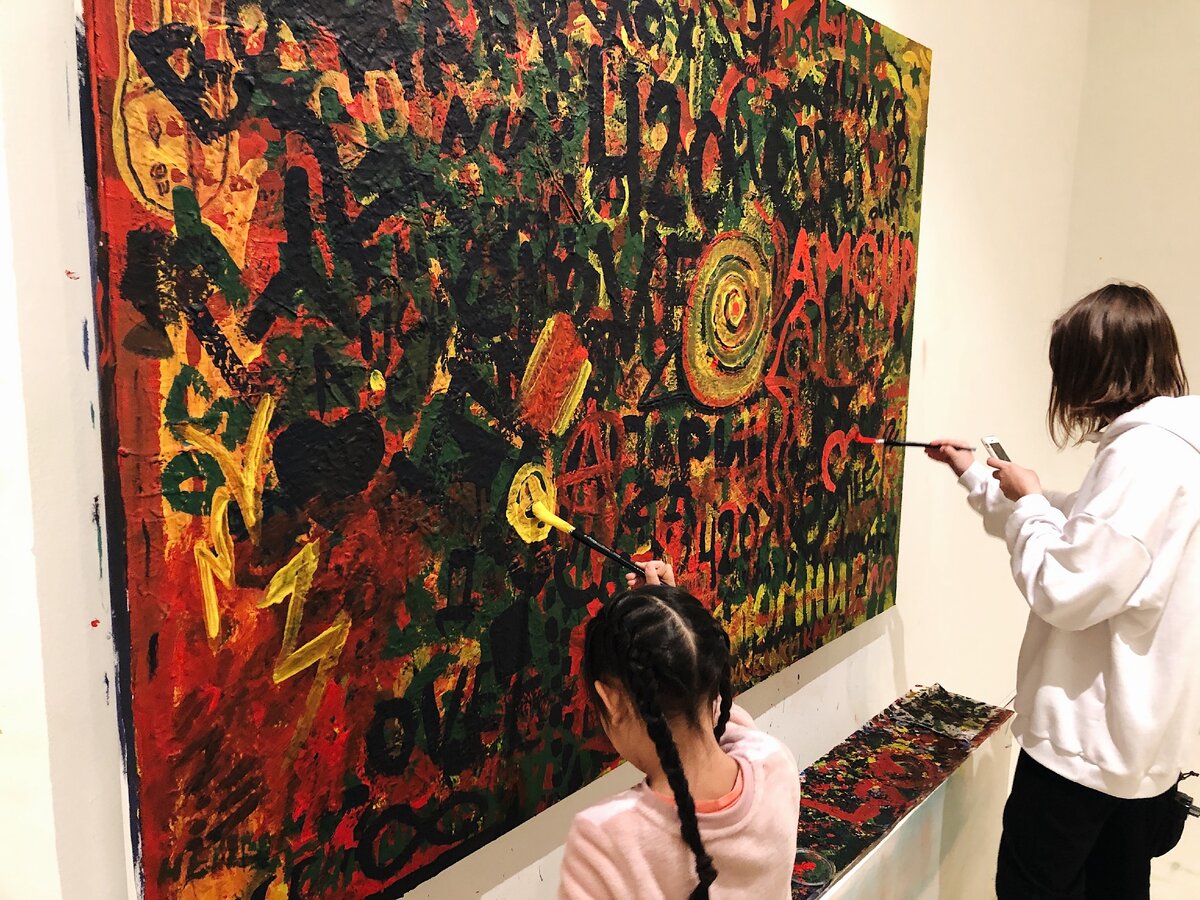 Холст с красками. Каждый посетитель мог почувствовать себя художником