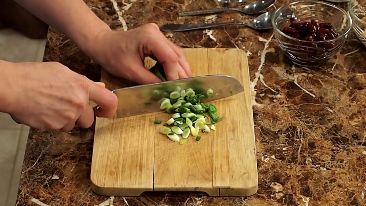 Салат с говядиной и фасолью