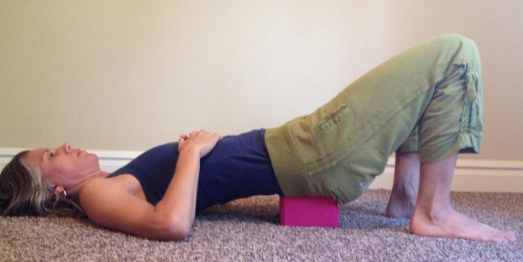 Тренировка копчика. Упражнения от боли в крестце. Упражнения для расслабления крестца. Гимнастика при болях в крестце. Упражнения йоги для крестца.