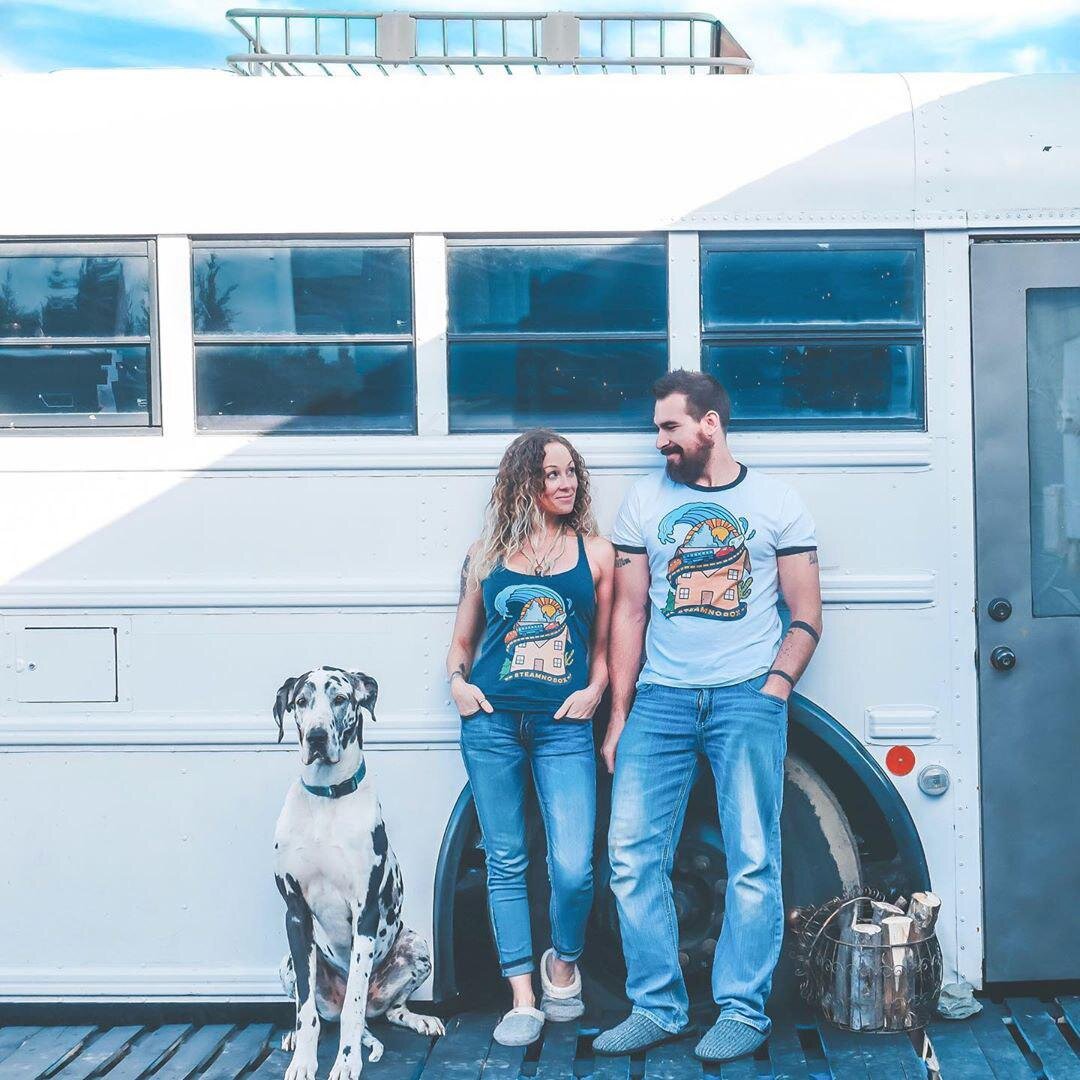 немецкий дог Аполлон, Тони, Майк на фоне Оливера ( школьного автобуса и дома на колесах)