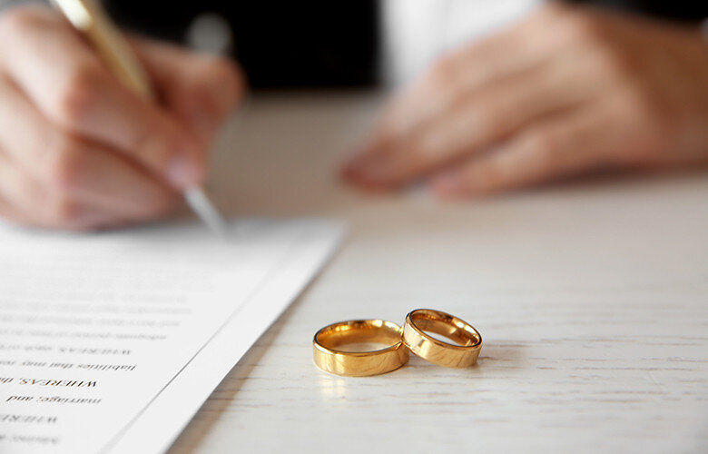 По российским законам в случае развода супруги делят совместно нажитое имущество пополам.-2