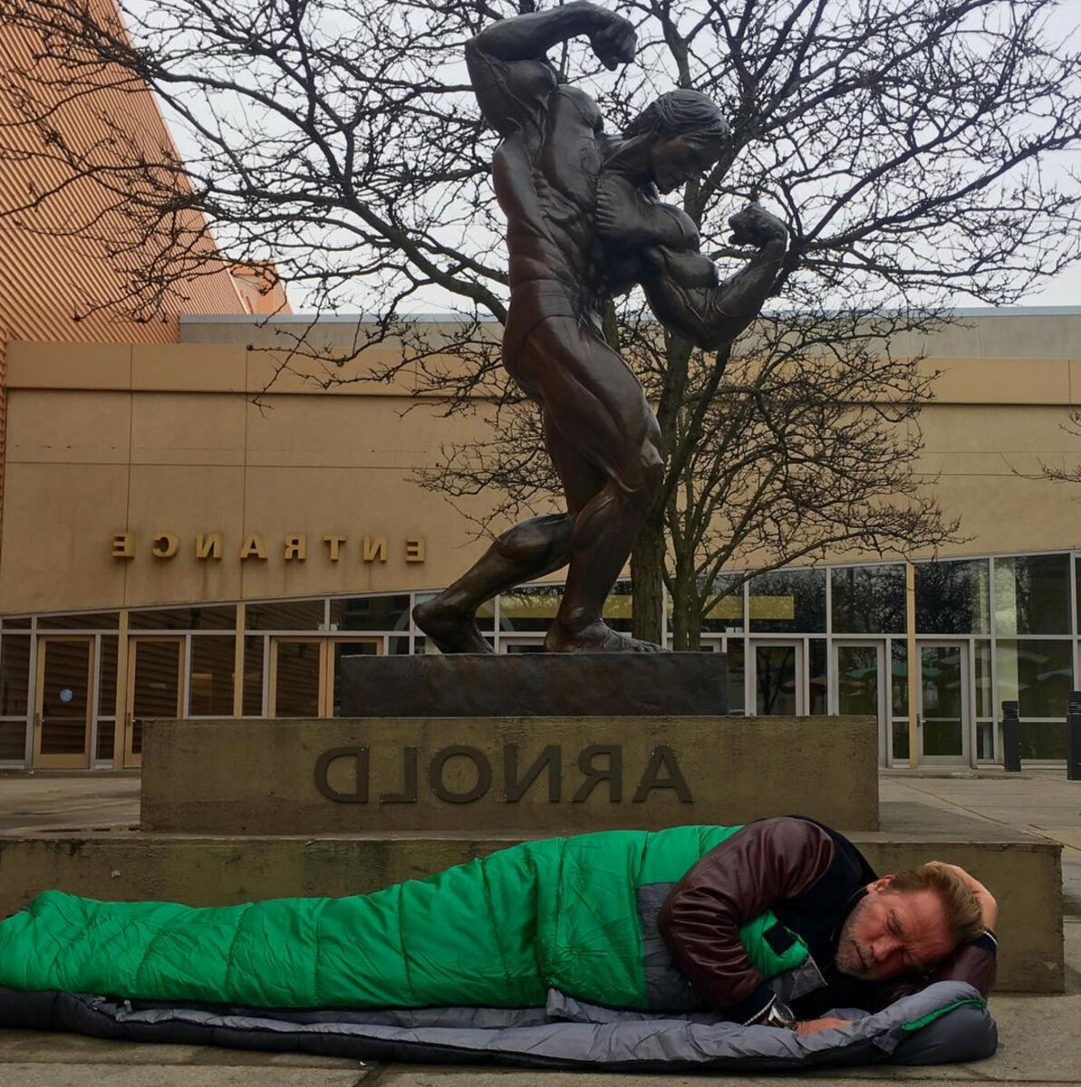 Арнольд Шварценеггер спит возле собственного памятника в Колумбусе, штат Огайо. Фото из Instagram Арнольда Шварценеггера.  