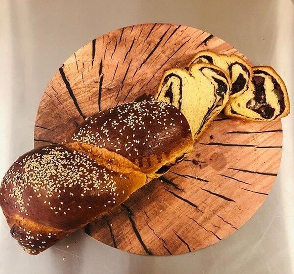 Тем, кто любит все из дрожжевого теста, есть рецепт косы, который отлично подходит как для закуски, так и для воскресного кофе.  Преимуществом является то, что вы выбираете начинку в соответствии с вашим текущим вкусом, и вы можете иметь ее каждый раз.