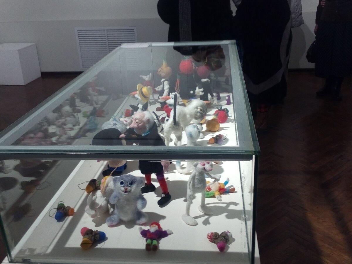 "Мелкая пластика-валяния" разместилась в невысоком стеклянном боксе во 2-м зале "Союза.."
