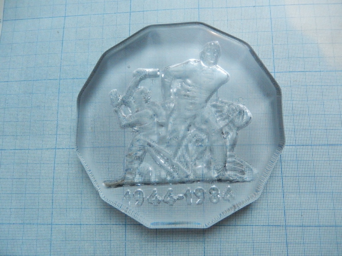 Листайте вправо 