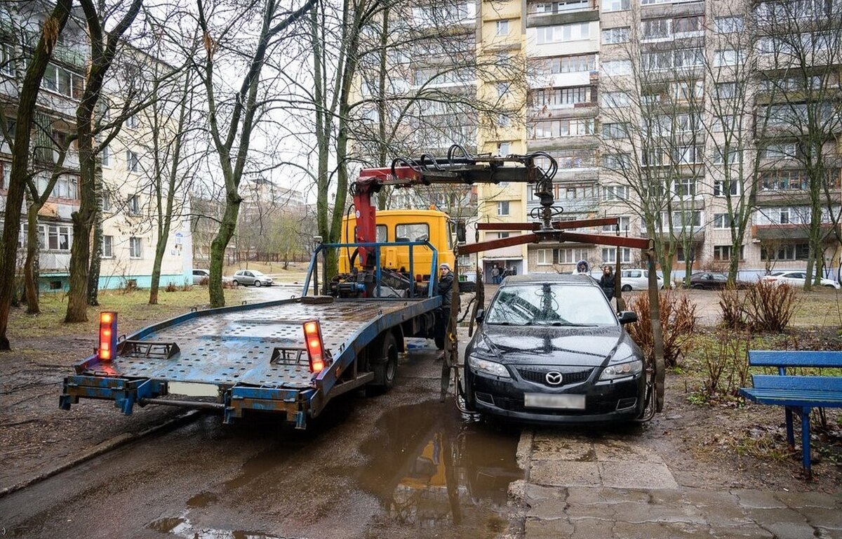 Эвакуация машина во дворе. Парковка эвакуатор. Эвакуация авто москва. Можно ли эвакуировать машину со двора. Можно ли эвакуировать машину со двора.