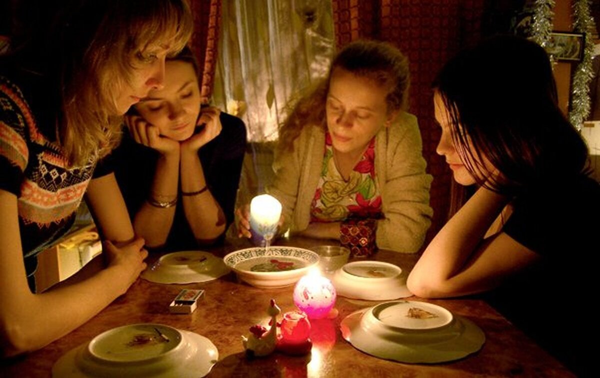 гадание на старый новый год. девушки гадают на святки. девушки гадают на святки. погадать на старый новый год на суженого. девушки гадают на святки.