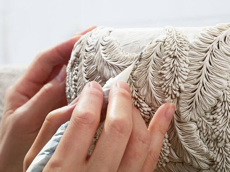 Источник фото: https://www.elledecoration.ru/news/design/keramist-hitomi-hosono-slozhnaya-krasota-rastenii-id6776731/