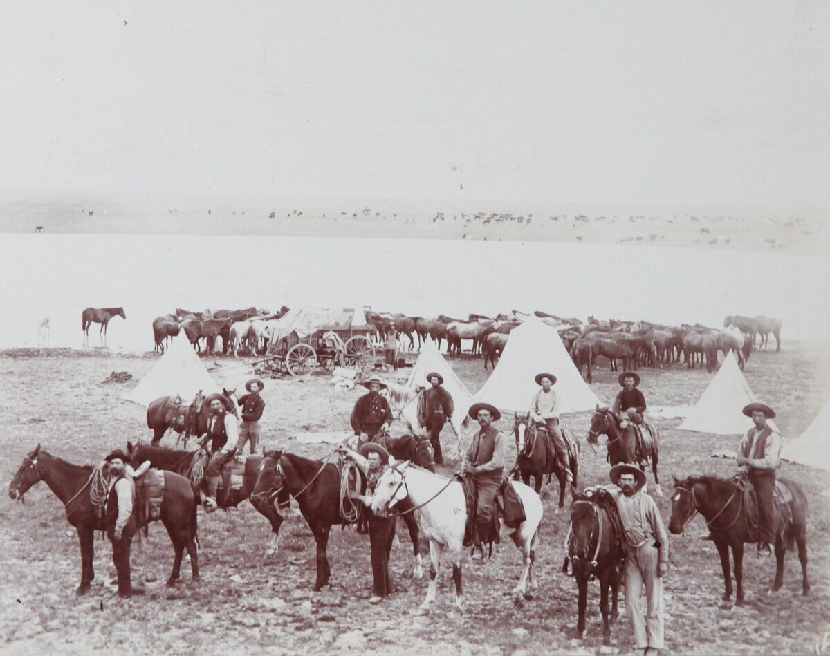 Работники ранчо позируют для фото после облавы на диких лошадей