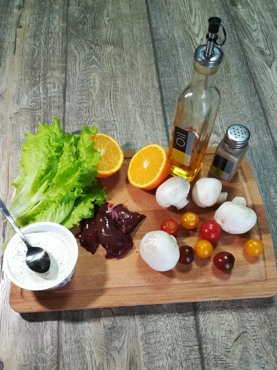 Крем-сыр, печень кролика или птицы, шампиньоны, помидорки черри, оливковое масло, молотый черный перец, половинка апельсина, листья салата