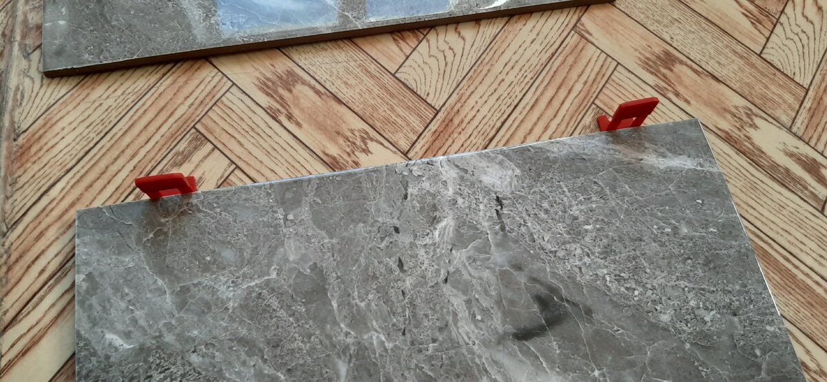 устанавливаем площадки с 4 сторон плитки (для примера установил два)