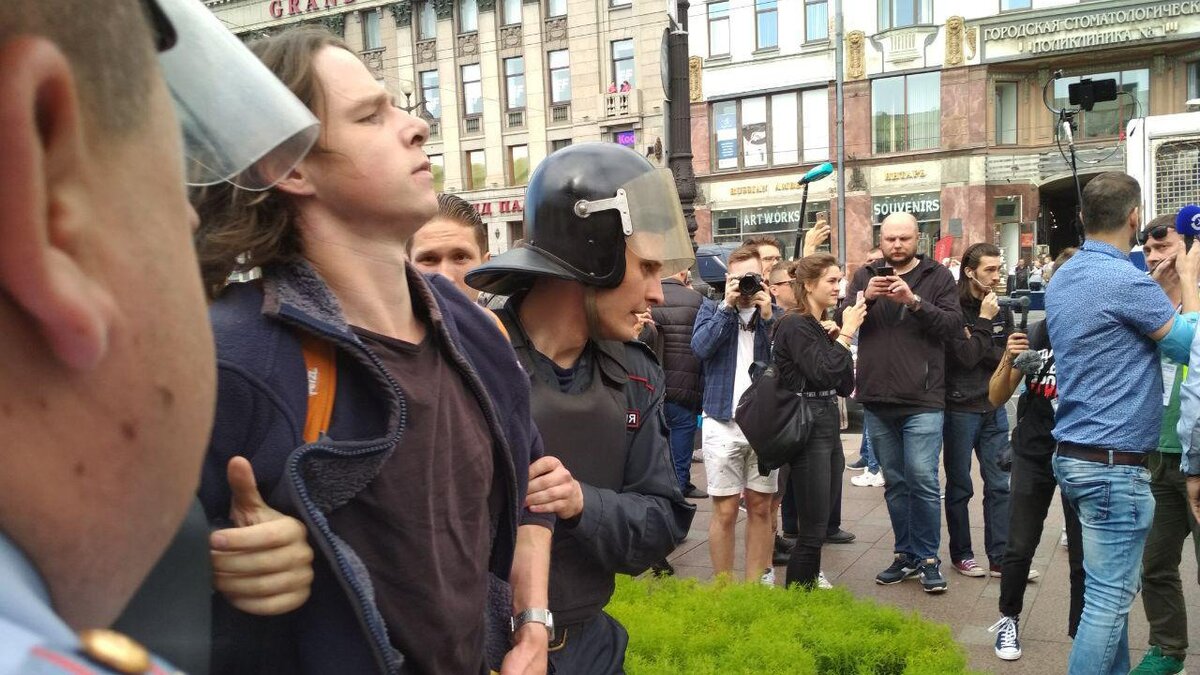 В государстве легально действует оппозиция. Молодежь на митинге. Молодежные протесты в Питере сейчас. Девушки оппозиционеры. Беспорядки в Питере вчера.