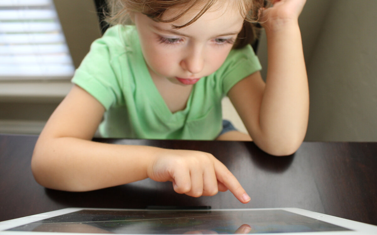 Ребёнок играет на планшете. Источник: unsplash.com