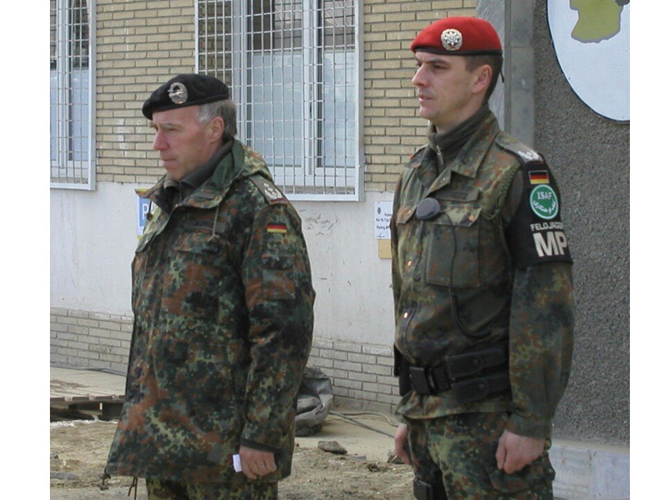 Вот как у этого деда слева, или молодого полицая справа!