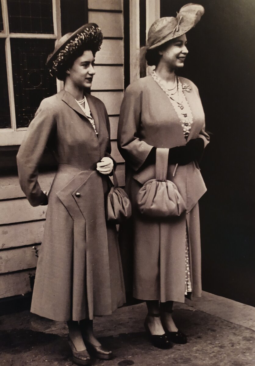 Принцессы Маргарет и Елизавета в нарядах от Хартнелла, 1948. Из книги "Be Dazzled! Norman Hartnell: Sixty Years of Glamour and Fashion"