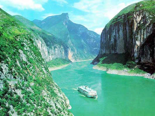 Теплоход с туристами плывёт по Янцзы