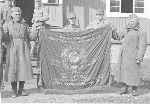 Пленные 33-го Сяккиярвского пограничного отряда и финские солдаты.